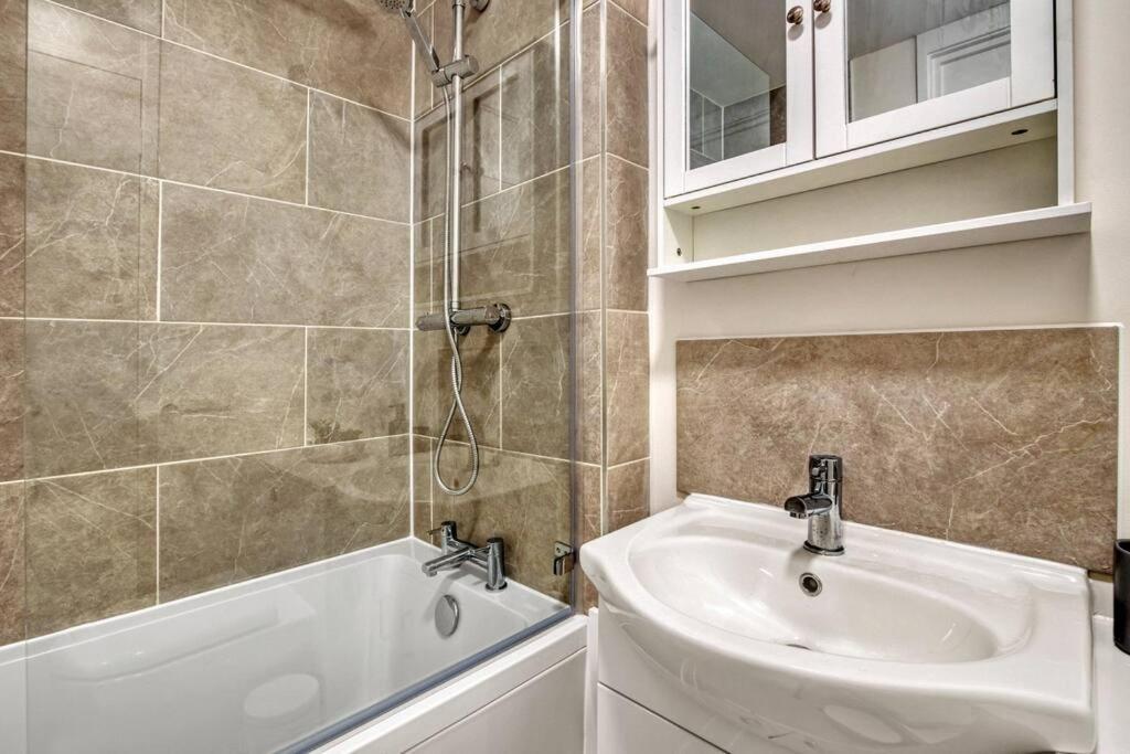 Hidden Gem In Battersea W/ Free Parking Apartment London Bagian luar foto