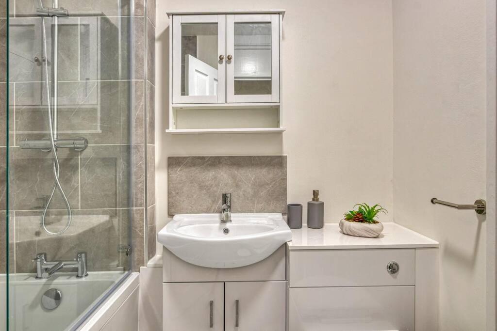 Hidden Gem In Battersea W/ Free Parking Apartment London Bagian luar foto