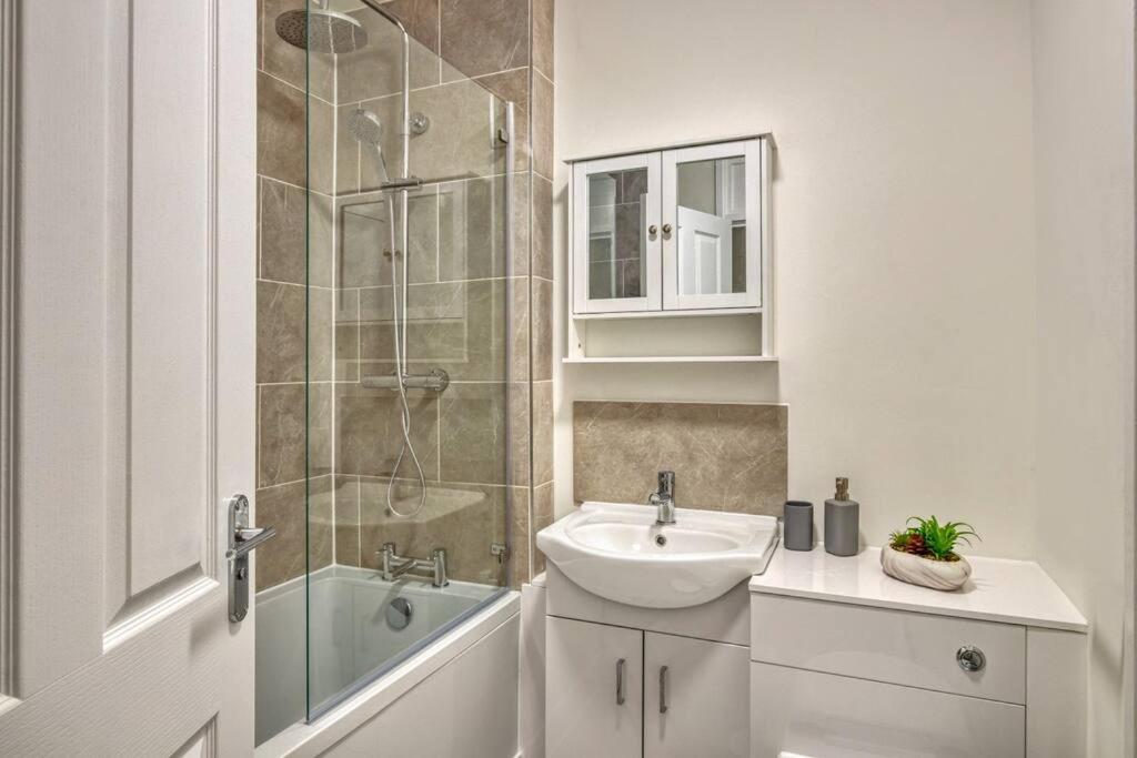 Hidden Gem In Battersea W/ Free Parking Apartment London Bagian luar foto